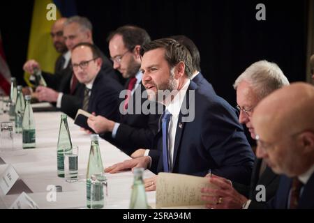 Kiev, Ukraine. 14 février 2025. U. S Vice-président JD Vance, commente lors d'une réunion bilatérale avec le Président ukrainien Volodymyr Zelenskyy, en marge de la Conférence annuelle de Munich sur la sécurité, le 14 février 2025 à Munich, Allemagne. Crédit : Présidence ukrainienne/Bureau de presse présidentiel ukrainien/Alamy Live News Banque D'Images