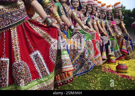 Les filles en costumes traditionnels, la pratique, le Garba les pas de danse en préparation pour le festival Navratri dans Ahmadabad Banque D'Images