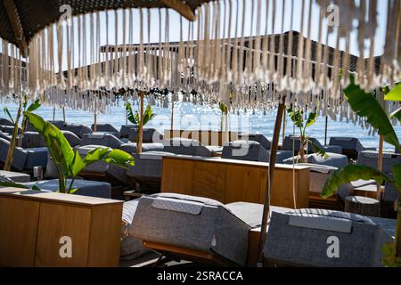 Chaises longues et parasols sur la plage Banque D'Images