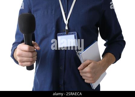 Journaliste avec microphone et cahier sur fond blanc, gros plan Banque D'Images