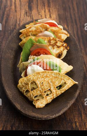 Sutffed crêpes au jambon, fromage, tomates et épinards Banque D'Images