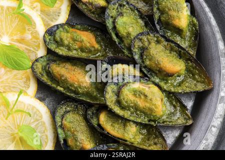 Moules aux fruits de mer avec citron, persil et ail Banque D'Images