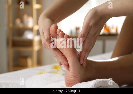 Femme recevant un massage des pieds dans le salon de spa, closeup Banque D'Images
