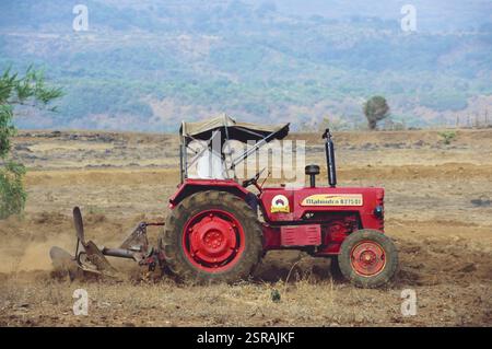 Tracteur Mahindra B275DI champ de labourage, Bhimashankar, Pune, Maharashtra, Inde, Asie Banque D'Images
