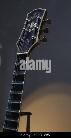 La touche festonnée de la guitare Gibson « Drone String » de John McLaughlin, l'une des expositions vedettes au Musée de musique MuPop de Montluçon, France. Banque D'Images