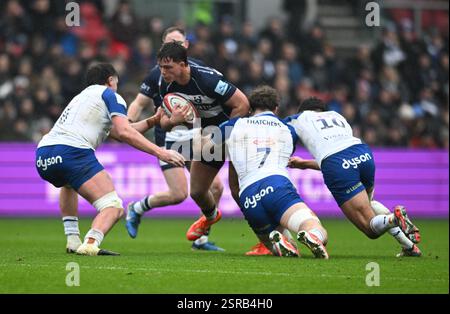 Ashton Gate, Bristol, Royaume-Uni. 15 février 2025. Gallagher Premiership Rugby Cup, Bristol Bears versus Bath Rugby ; Ethan Staddon et Orlando Bailey de Bath s'attaquent à Benjamin Elizalde de Bristol Bears Credit : action plus Sports/Alamy Live News Banque D'Images