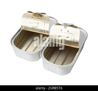 Deux boîtes de conserve ouvertes isolées sur blanc Banque D'Images