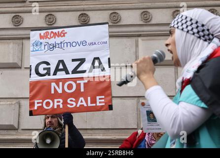 Londres, Royaume-Uni 15 février 2025. Des milliers de personnes ont assisté à un rassemblement pro-palestinien qui a marché de Whitehall à l'ambassade américaine. C'était la première tenue depuis les plans du président américain Donald Trump de «prendre le contrôle» de Gaza avec de nombreuses pancartes disant que Gaza est pour les Palestiniens et n'est pas à vendre. Crédit : Monica Wells/Alamy Live News Banque D'Images
