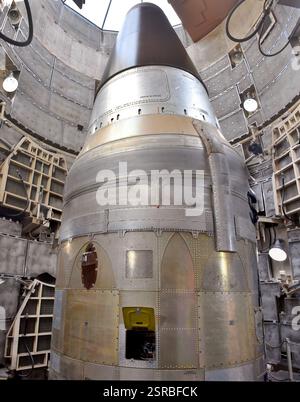 Tucson, Arizona - 14 février 2025 : un missile balistique intercontinental nucléaire LGM-25C Titan II de l'US Air Force (ICBM) dans son silo souterrain. Banque D'Images