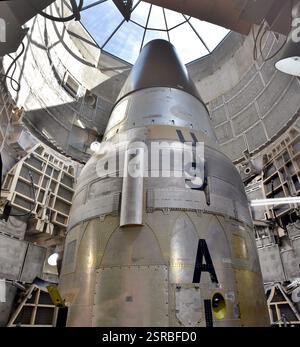 Tucson, Arizona - 14 février 2025 : un missile balistique intercontinental nucléaire LGM-25C Titan II de l'US Air Force (ICBM) dans son silo souterrain. Banque D'Images