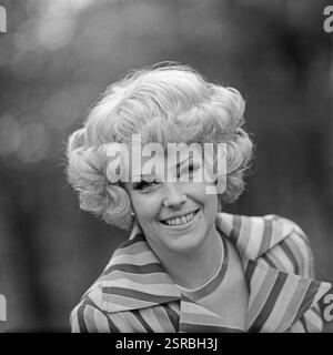 Die deutsche Schlagersängerin und Fernsehmoderatorin Rosemarie AMBE [Ambé] im Porträt BEI einem Fotoshooting an einem Ost-Berliner See, DDR 1974. Banque D'Images