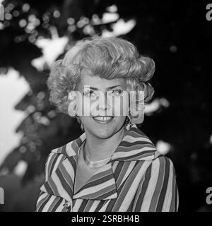 Die deutsche Schlagersängerin und Fernsehmoderatorin Rosemarie AMBE [Ambé] im Porträt BEI einem Fotoshooting an einem Ost-Berliner See, DDR 1974. Banque D'Images