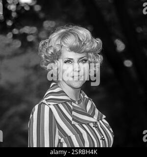 Die deutsche Schlagersängerin und Fernsehmoderatorin Rosemarie AMBE [Ambé] im Porträt BEI einem Fotoshooting an einem Ost-Berliner See, DDR 1974. Banque D'Images