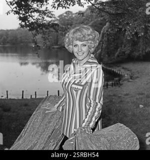 Die deutsche Schlagersängerin und Fernsehmoderatorin Rosemarie AMBE [Ambé] im Porträt BEI einem Fotoshooting an einem Ost-Berliner See, DDR 1974. Banque D'Images