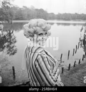 Die deutsche Schlagersängerin und Fernsehmoderatorin Rosemarie AMBE [Ambé] im Porträt BEI einem Fotoshooting an einem Ost-Berliner See, DDR 1974. Banque D'Images