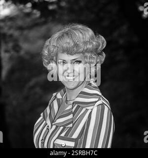 Die deutsche Schlagersängerin und Fernsehmoderatorin Rosemarie AMBE [Ambé] im Porträt BEI einem Fotoshooting an einem Ost-Berliner See, DDR 1974. Banque D'Images