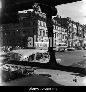 Der Blick aus einem bus auf das rege Treiben auf dem Newski-Prospekt, der vielleicht bekanntesten Straße in Leningrads, UdSSR 1962. Banque D'Images