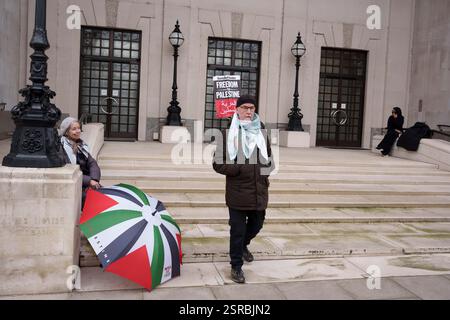 Manifestants de la Coalition palestinienne et de la campagne de solidarité palestinienne et l'entrée principale de Thames House, le siège du MI5 lors de la marche de Whitehall à l'ambassade américaine à Nine Elms, le 15 février 2025, à Londres, en Angleterre. En réponse à l’intention du président américain Trump des États-Unis de débarrasser Gaza de 2 millions de Palestiniens, les manifestants ont envoyé un message au gouvernement britannique et à Trump pour la liberté pour la Palestine, pour pas de nettoyage ethnique et pour cesser d’armer Israël. Banque D'Images