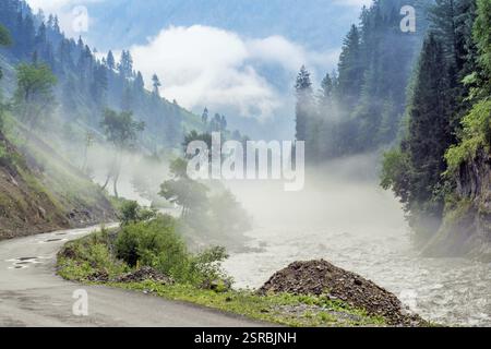 Route et Kishanganga river valley, Cachemire, Gurez, Inde, Asie Banque D'Images