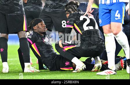 Noni Madueke de Chelsea se blesse et doit partir pendant le match de premier League entre Brighton et Hove Albion et Chelsea au stade American Express , Brighton , Royaume-Uni - 14 février 2025 photo Simon Dack / images téléphoto usage éditorial seulement. Pas de merchandising. Pour Football images, les restrictions FA et premier League s'appliquent inc. aucune utilisation d'Internet/mobile sans licence FAPL - pour plus de détails, contactez Football Dataco Banque D'Images