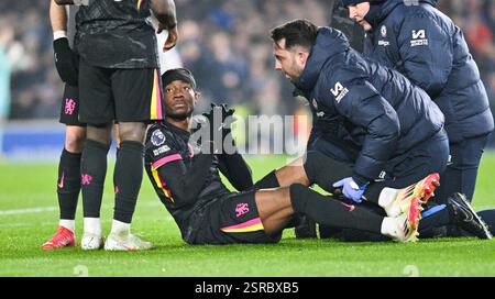 Noni Madueke de Chelsea se blesse et doit partir pendant le match de premier League entre Brighton et Hove Albion et Chelsea au stade American Express , Brighton , Royaume-Uni - 14 février 2025 photo Simon Dack / images téléphoto usage éditorial seulement. Pas de merchandising. Pour Football images, les restrictions FA et premier League s'appliquent inc. aucune utilisation d'Internet/mobile sans licence FAPL - pour plus de détails, contactez Football Dataco Banque D'Images