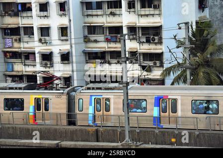 Metro train près de la gare la plus Asalpha, Mumbai, Maharashtra, Inde, Asie Banque D'Images