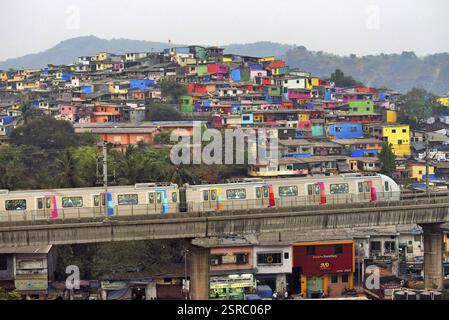 Metro train près de la gare la plus Asalpha, Mumbai, Maharashtra, Inde, Asie Banque D'Images