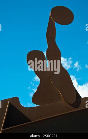 Joueur de water-polo, détail en hommage à la natation, sculpture d'Alfredo Lanz sur la plage de San Sebastián, Barceloneta, Barcelone, Espagne Banque D'Images