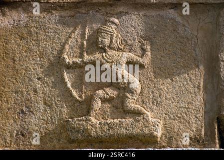 Rama avec arc et flèche sculpté dans le temple Krishna à Hampi, Karnataka, Inde, Asie Banque D'Images