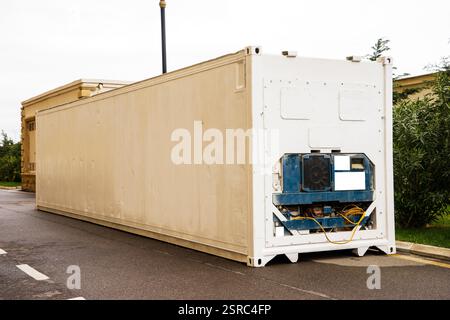 grand fret de remorque de camion réfrigéré moderne, placer la publicité sur blanc. conteneur de remorque de camion de réfrigérateur blanc pour le transport d'aliments réfrigérés froids. Banque D'Images