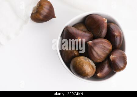 Bol de châtaignes sur fond blanc Banque D'Images
