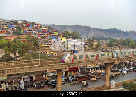 Metro train près de la gare la plus Asalpha, Mumbai, Maharashtra, Inde, Asie Banque D'Images