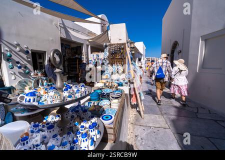 Santorin, GR - 26 septembre 2024 : touristes marchant dans le village d'Oia au début de l'activité sismic et des troubles volcaniques Banque D'Images