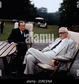 Der Alte, ZDF Krimi-Serie, 1983, Folge : Der Tote im Wagen, Régie : Theodor Grädler, Szene : Siegfried Lowitz und Richard Münch Banque D'Images