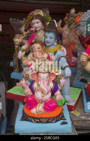Idoles de Seigneur Ganesha conservés pour vendre, Pune, Maharashtra, Inde, Asie Banque D'Images