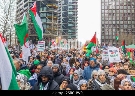 Londres, Royaume-Uni. 15 FÉVRIER 2025. Des milliers de personnes défilent de Whitehall à l'ambassade américaine dans le cadre de la première marche nationale palestinienne depuis la marche tendue du 18 janvier, qui a vu l'organisateur Chris Nineham arrêté avec 76 autres personnes. Une contre-manifestation pro-israélienne a été organisée à proximité du pont de Vauxhall, avec des militants de « Our Fight UK » tentant également de perturber la marche palestinienne. Des discours ont été tenus devant les deux groupes dispersés sans problème majeur. Crédit Milo Chandler/Alamy Live News Banque D'Images