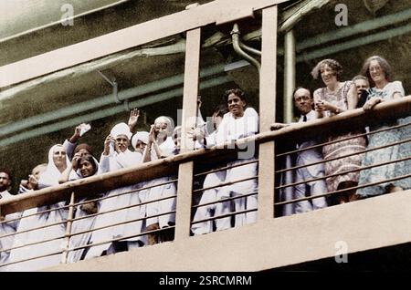 Mahatma Gandhi sur un navire à destination de Londres en faisant ses adieux aux compatriotes, Inde, Asie, 29 août 1931, Asie Banque D'Images