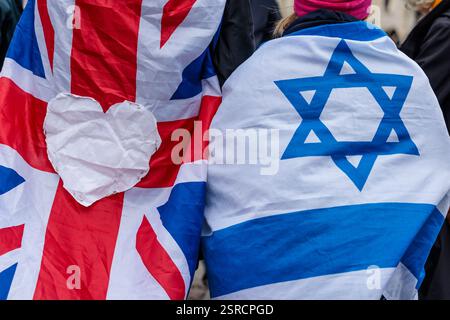 Pont de Vauxhall, Londres, Royaume-Uni. 15 février 2025. Deux activistes pro-israéliens portent le drapeau de l'Union Jack et le drapeau israélien lors de la manifestation contre la haine Halte à Milbank en réponse à la marche nationale pour la Palestine de la campagne de solidarité pour la Palestine (PSC) à Londres. Crédit : Amanda Rose/Alamy Live News Banque D'Images