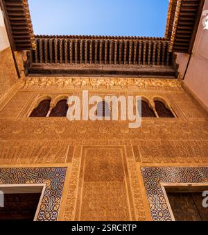 Stucco complexe Détails de la Fachada de Comares dans le palais Comares de l'Alhambra sous un ciel bleu clair Banque D'Images