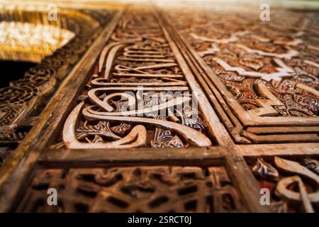 Calligraphie arabe en stuc complexe et motifs floraux dans l'architecture mauresque de l'Alhambra, Grenade Banque D'Images