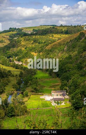 Superbe Monsal Dale avec River Wye, Traditional Stone Cottages et Rolling Green Hills dans le Peak District - Une scène typiquement britannique Banque D'Images