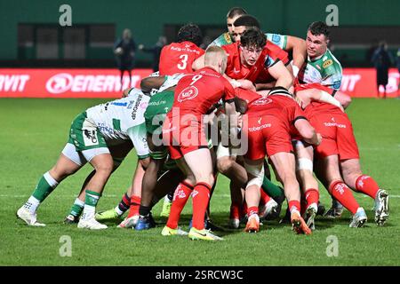 Trévise, Italie. 15 février 2025. Scrum pendant le match Benetton Rugby vs Ulster Rugby au Stadio Monigo ( TV ) - 15feb2025, dans UNITED RUGBY CHAMPIONSHIP 2025. Pendant Benetton Rugby vs Ulster Rugby, United Rugby Championship match à Trévise, Italie, 15 février 2025 crédit : Independent photo Agency/Alamy Live News Banque D'Images