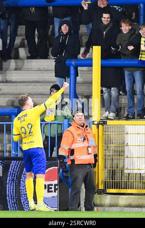 Beveren Waas, Belgique. 15 février 2025. Le Lennart Mertens de Beveren célèbre après avoir marqué lors d'un match de football entre le SK Beveren et le RFC Liège, samedi 15 février 2025 à Beveren-Waas, le jour 22 de la deuxième division du championnat belge 'Challenger Pro League' 2024-2025. BELGA PHOTO JILL DELSAUX crédit : Belga News Agency/Alamy Live News Banque D'Images