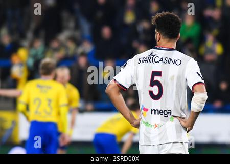 Beveren Waas, Belgique. 15 février 2025. Pierre-Yves Ngawa de Liège semble renversé lors d'un match de football entre le SK Beveren et le RFC Liège, samedi 15 février 2025 à Beveren-Waas, le jour 22 de la deuxième division du championnat belge 'Challenger Pro League' 2024-2025. BELGA PHOTO JILL DELSAUX crédit : Belga News Agency/Alamy Live News Banque D'Images