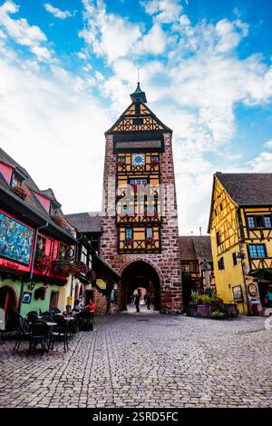 Musée Dolder Tower. Installé dans la tour emblématique de la cité médiévale qui servait de porte défensive et de beffroi. Riquewihr, Sainte-Marie-aux Banque D'Images