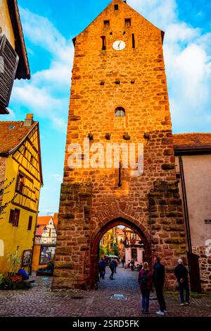 Musée Dolder Tower. Installé dans la tour emblématique de la cité médiévale qui servait de porte défensive et de beffroi. Riquewihr, Sainte-Marie-aux Banque D'Images