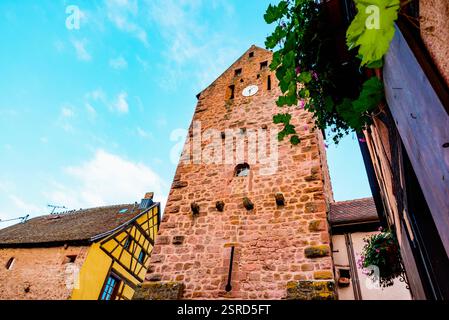 Musée Dolder Tower. Installé dans la tour emblématique de la cité médiévale qui servait de porte défensive et de beffroi. Riquewihr, Sainte-Marie-aux Banque D'Images
