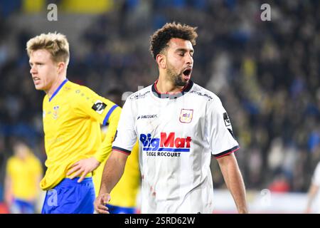 Beveren Waas, Belgique. 15 février 2025. Pierre-Yves Ngawa de Liège semble renversé lors d'un match de football entre le SK Beveren et le RFC Liège, samedi 15 février 2025 à Beveren-Waas, le jour 22 de la deuxième division du championnat belge 'Challenger Pro League' 2024-2025. BELGA PHOTO JILL DELSAUX crédit : Belga News Agency/Alamy Live News Banque D'Images