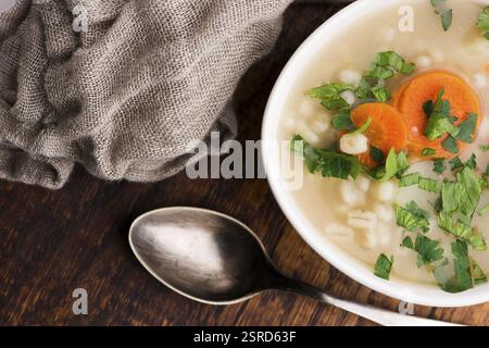 Soupe d'orge, orge perlé dans un bol blanc Banque D'Images
