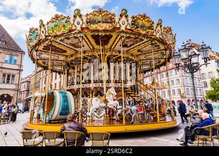 À l'ancienne, le joyeux tour à tour. Place Gutenberg, Strasbourg, Bas-Rhin, Grand est, France, Europe Banque D'Images